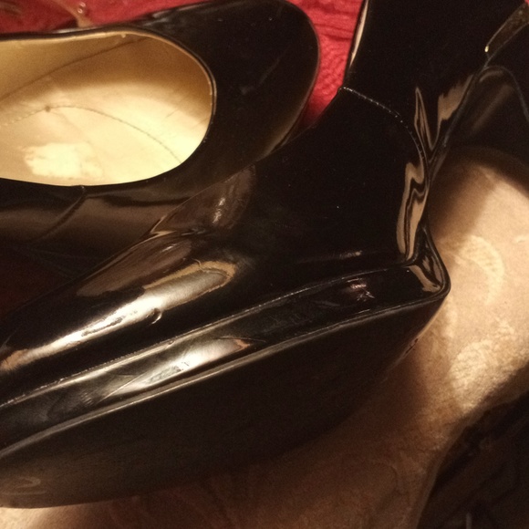 A pair of black patent leather heels - Picture 5 of 8